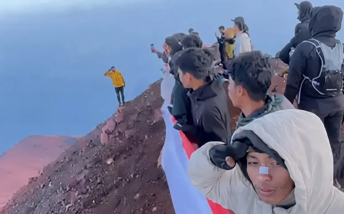 Merah Putih 30 Meter Terbentang di Puncak Gunung Kerinci Saat HUT ke-81 RI. (Foto: ANTARA/HO-Balai Besar TNKS/jambiindependent)