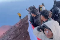 Merah Putih 30 Meter Terbentang di Puncak Gunung Kerinci Saat HUT ke-81 RI. (Foto: ANTARA/HO-Balai Besar TNKS/jambiindependent)