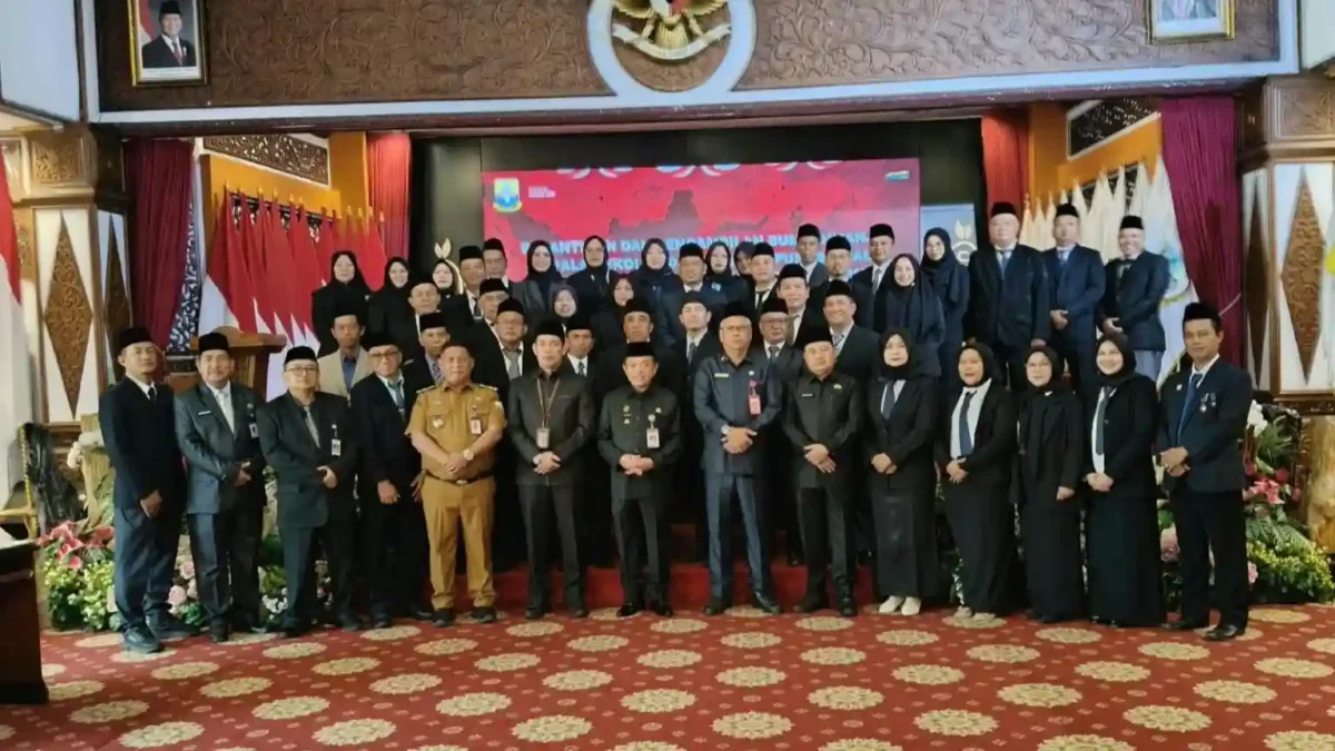 Gubernur Jambi Al Haris Lantik 31 Kepala SMA-SMK dan 12 Pejabat Fungsional, Ini Daftar Lengkapnya. (Foto: jambilink)