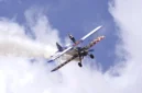 Nenek 97 Tahun Pecahkan Rekor Wing Walking Dunia, Berdiri di Atas Sayap Pesawat Saat Terbang. (Foto: Getty Images/Andrew Matthews - PA Images/detik)