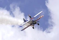 Nenek 97 Tahun Pecahkan Rekor Wing Walking Dunia, Berdiri di Atas Sayap Pesawat Saat Terbang. (Foto: Getty Images/Andrew Matthews - PA Images/detik)