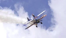 Nenek 97 Tahun Pecahkan Rekor Wing Walking Dunia, Berdiri di Atas Sayap Pesawat Saat Terbang. (Foto: Getty Images/Andrew Matthews - PA Images/detik)