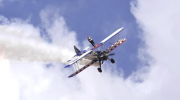 Nenek 97 Tahun Pecahkan Rekor Wing Walking Dunia, Berdiri di Atas Sayap Pesawat Saat Terbang. (Foto: Getty Images/Andrew Matthews - PA Images/detik)