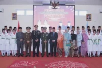 Bupati Kerinci Monadi, S.Sos., M.Si. mengukuhkan anggota Paskibraka Kabupaten Kerinci 2026. (Foto: kayonews)