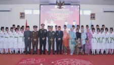 Bupati Kerinci Monadi, S.Sos., M.Si. mengukuhkan anggota Paskibraka Kabupaten Kerinci 2026. (Foto: kayonews)