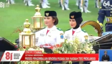 Siswi SMAN 2 Sungai Penuh, Nindya Eltsani Dipercaya Bawa Bendera Merah Putih dalam Kirab HUT RI ke-81. (Foto: ss/cuitan)