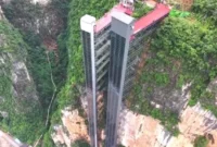 China Bangun Lift Kaca 288 Meter di Tebing, Perjalanan Anak Sekolah Kini Hanya 30 Menit. (Foto: Viory/nawacita)