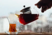 Minum Teh Setiap Hari Aman untuk Ginjal? Ini Manfaat dan Risiko yang Perlu Diketahui. (Foto: iStock/cometary/cnnindonesia)