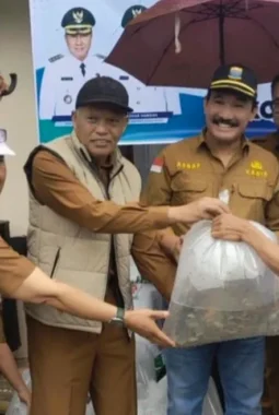 Dorong Budidaya Ikan, Pemprov Jambi Salurkan 12 Ribu Benih Nila Hitam di Sungai Penuh
