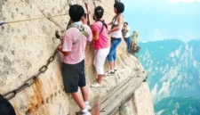 Pencinta Tantangan Ekstrem, Ini 10 Wisata Terekstrem di Dunia yang Memacu Adrenalin. (Foto: China Discovery/lifestyle.sindonews)