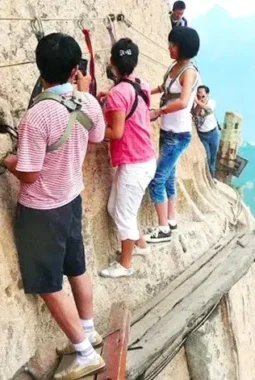 Pencinta Tantangan Ekstrem, Ini 10 Wisata Terekstrem di Dunia yang Memacu Adrenalin
