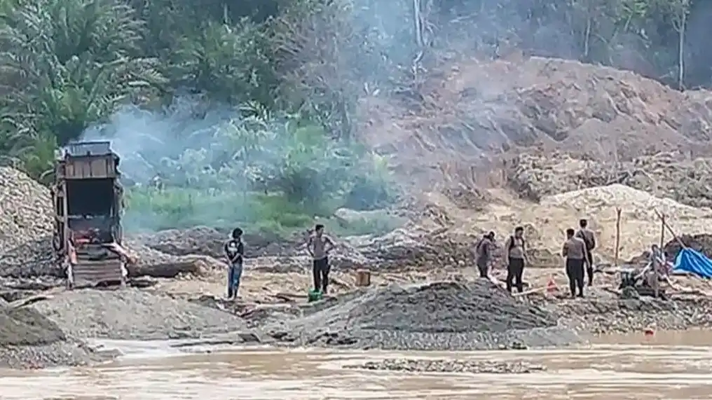 Polres Merangin Tindak PETI di DAS Merangin, Dua Ekskavator Diamankan. (Foto: FRENGKY WIDARTA/Tribunjambi)