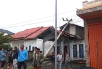 Angin Puting Beliung Terjang Desa Tangkil Kerinci, 4 Rumah Rusak dan 3 Tiang PLN Tumbang. (Foto: jambi.tribunnews)