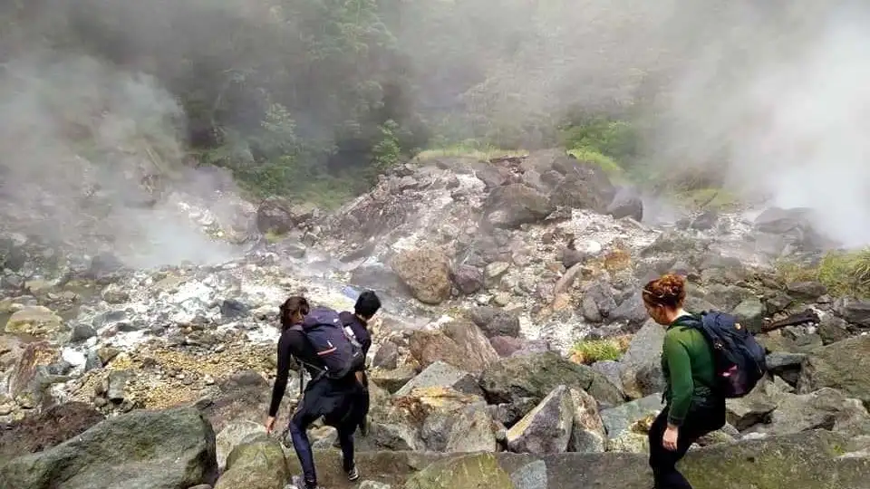 Pesona Lembah Dewa di Gunung Kunyit Kerinci, Keindahan Air Tiga Warna Tersembunyi di Tengah Hutan. (Foto: rri)
