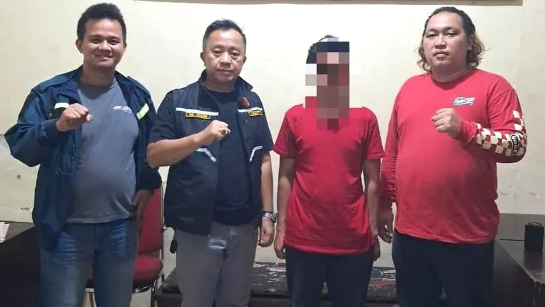 Polisi Tangkap FA, Terduga Pelaku Pembacokan Warga yang Protes PETI di Muaro Jambi. (Foto: Istimewa/Polsek Sekernan/chatnews)