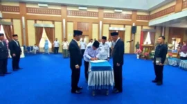 Azhar Hamzah Lantik Lima Pejabat Eselon II Pemkot Sungai Penuh. (Foto: klikinaja)
