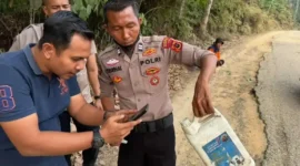 Jeriken Berisi Pertalite Ditemukan Saat Pemadaman Karhutla di Batang Hari, Polisi Dalami Temuan. (Foto: jambi.tribunnews)