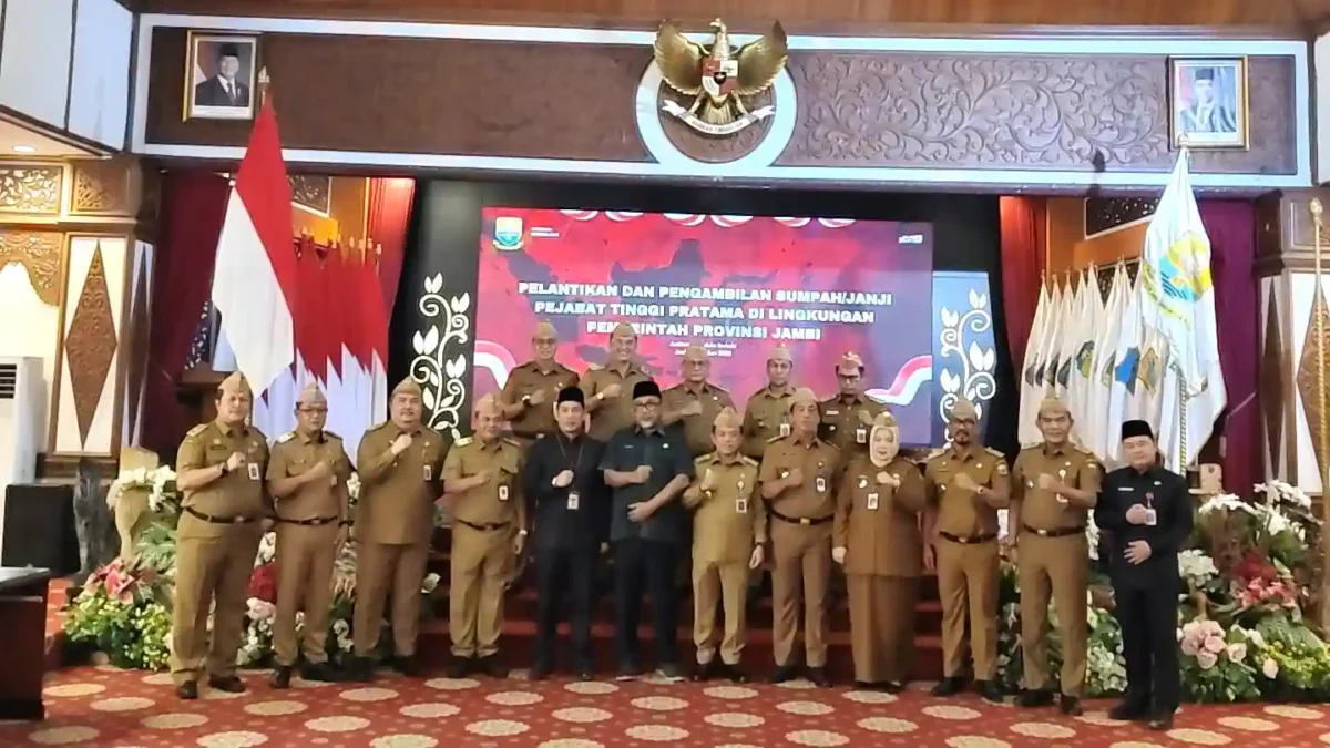 Al Haris Lantik 13 Pejabat Eselon II Pemprov Jambi. (Foto: jambiekspres.disway)