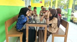 Persiapan KOMPAS Provinsi Jambi, MIN 1 Kerinci Matangkan Latihan Catur Siswa. (Foto: min1kerinci.mdrsh)