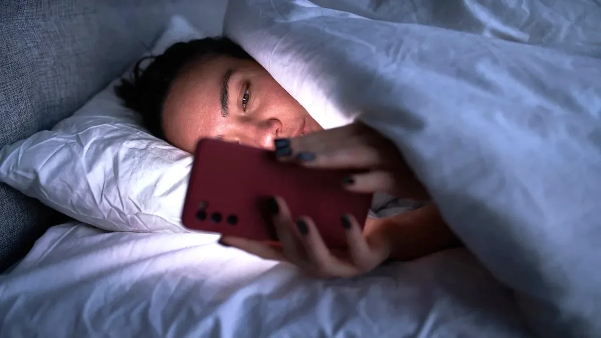 Screen Time Tinggi: 3 Dampak pada Kesehatan dan Cara Mengatasinya. (Foto: calm)