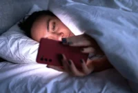 Screen Time Tinggi: 3 Dampak pada Kesehatan dan Cara Mengatasinya. (Foto: calm)