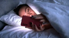 Screen Time Tinggi: 3 Dampak pada Kesehatan dan Cara Mengatasinya. (Foto: calm)