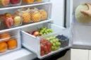 Jangan Asal Simpan! 5 Buah Ini Rusak Jika Dibekukan. (Foto: Popmama.com/Kevin Daniel Karalo/AI)