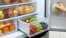 Jangan Asal Simpan! 5 Buah Ini Rusak Jika Dibekukan. (Foto: Popmama.com/Kevin Daniel Karalo/AI)