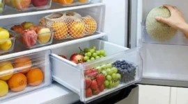 Jangan Asal Simpan! 5 Buah Ini Rusak Jika Dibekukan. (Foto: Popmama.com/Kevin Daniel Karalo/AI)