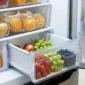 Jangan Asal Simpan! 5 Buah Ini Rusak Jika Dibekukan. (Foto: Popmama.com/Kevin Daniel Karalo/AI)